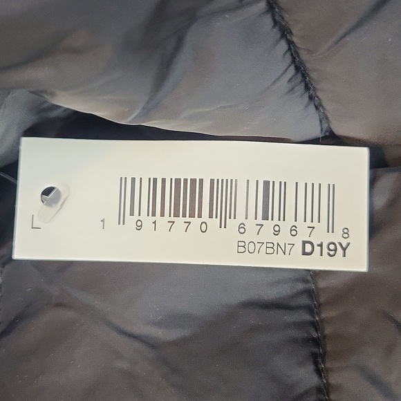 AMAZON ESSENTIALS Black Packable Lightweight Water-Resistant Puffer Jacket - Picture 3 of 11